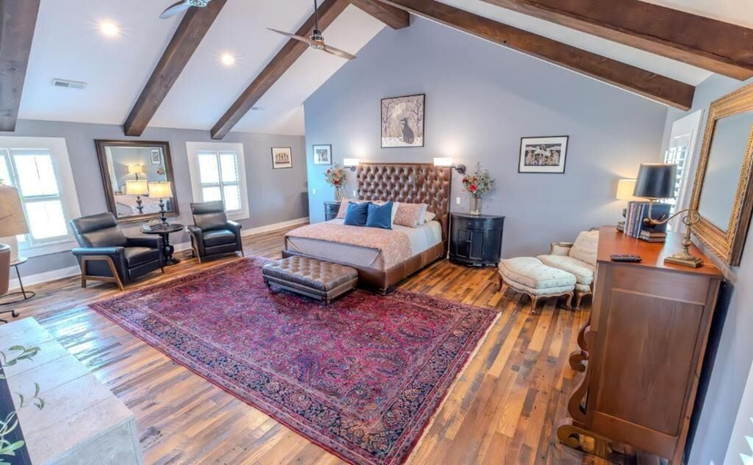 Room 5, Whispering Prairie, Saline