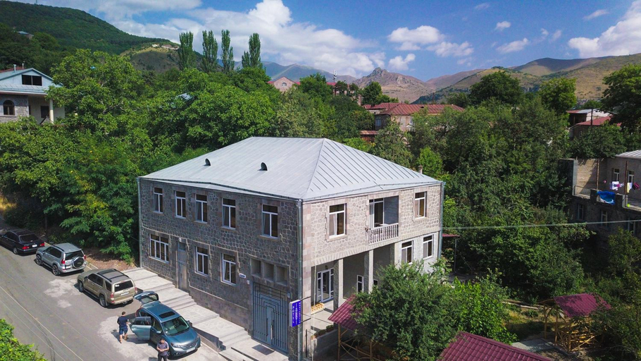 Exterior & Views