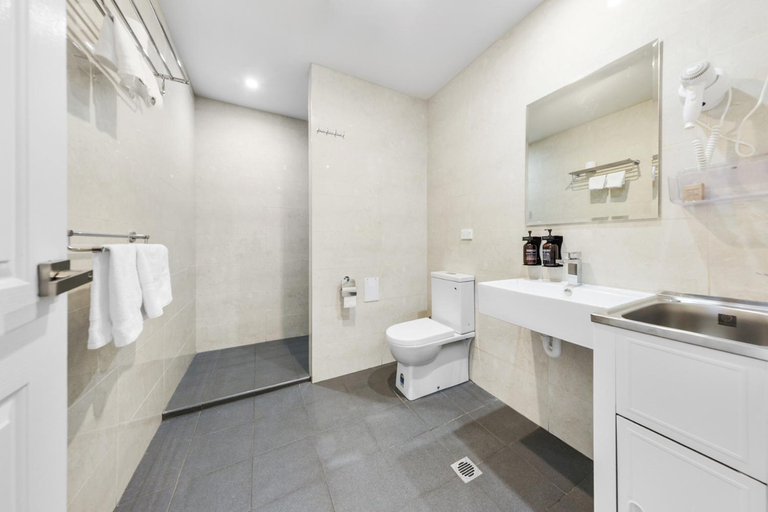 Bathroom 3, Rainbow Motel Queanbeyan, Queanbeyan