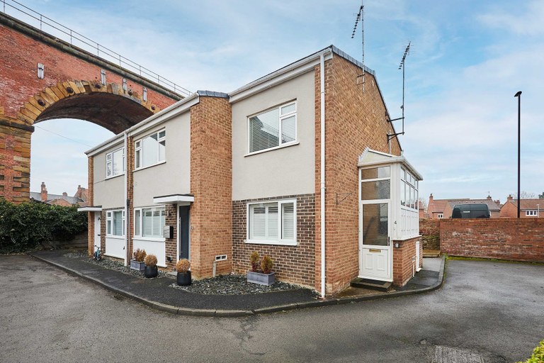Room 2, Host Stay Bridge Court, Stockton-on-Tees