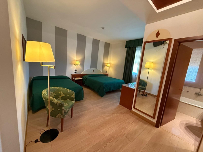 Bedroom 2, Hotel Le Ville, Lucca