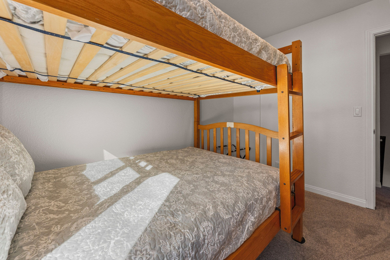 Room 1, Eads by the Lake, San Bernardino