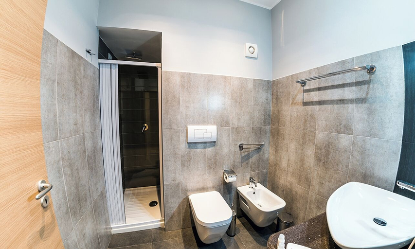 Bathroom 2, Aristonsuite, Enna