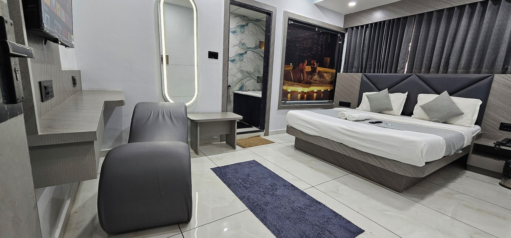 Room 4, Hotel HR King, Ahmadabad