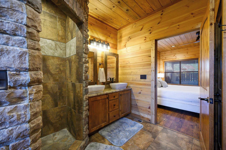 Bathroom 2, Twisted Mane - Prime Location - Family Friendly, McCurtain