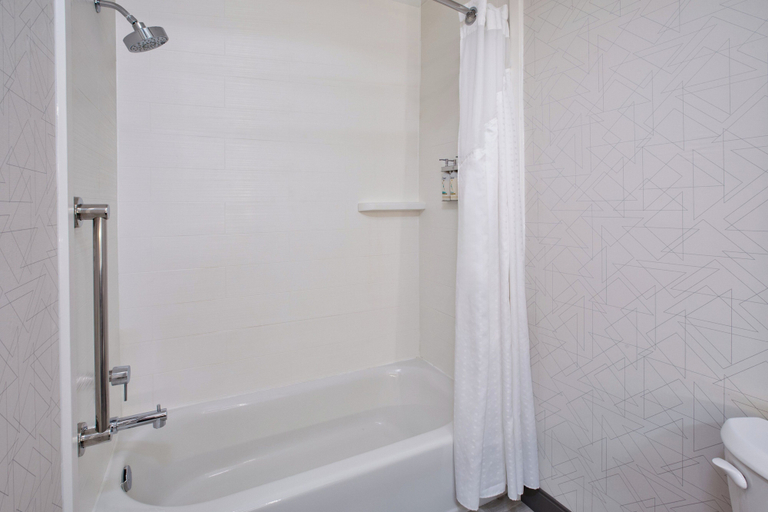 Bathroom 5, Holiday Inn Express & Suites DEFIANCE by IHG, Defiance