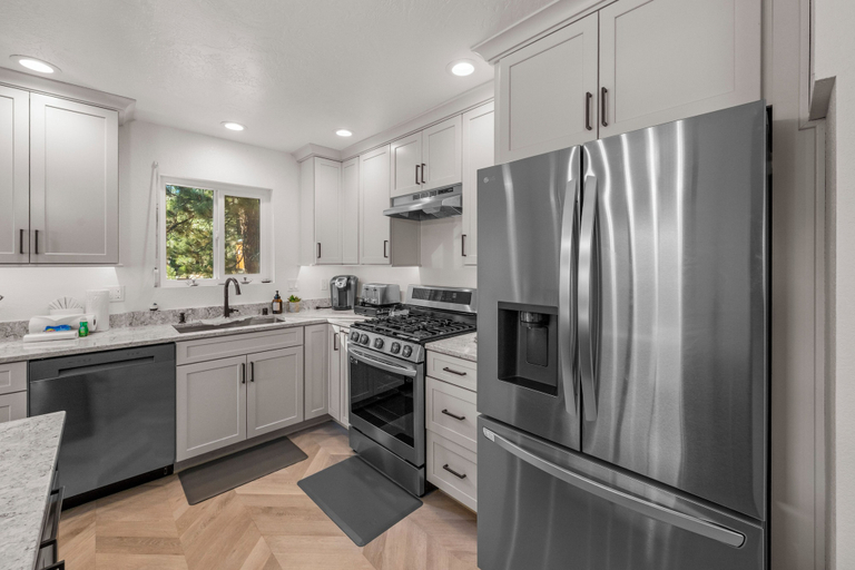 Private kitchen 3, Eads by the Lake, San Bernardino