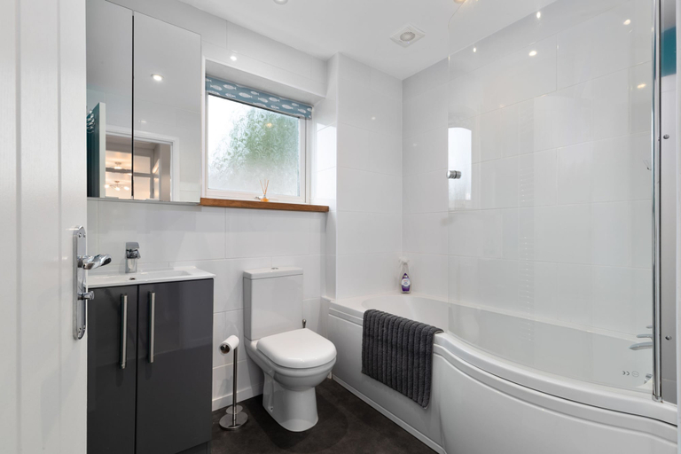 Bathroom, Oaklands - Lovely Cottage Walk to Beach, Pembrokeshire