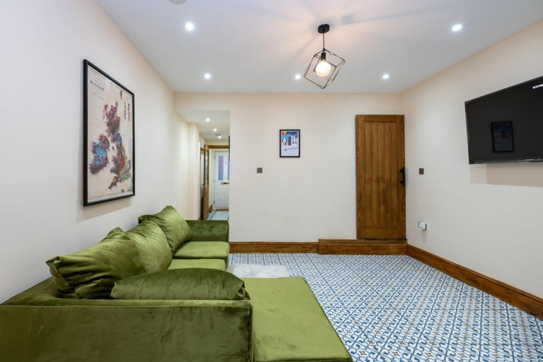 Living area 5, Tranquil Stoke-on-trent 4bed, 2 Bath, Parking, Stoke-on-Trent
