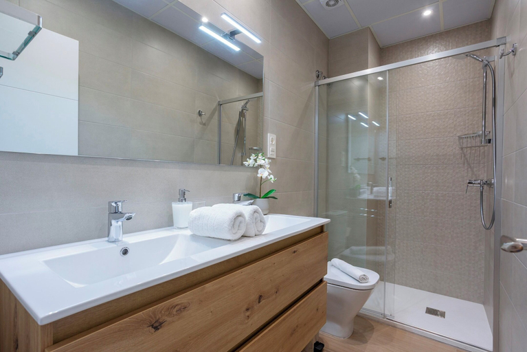 Bathroom 4, Cozy Central 2BD Apt in Málaga. Trinidad Grund A, Málaga