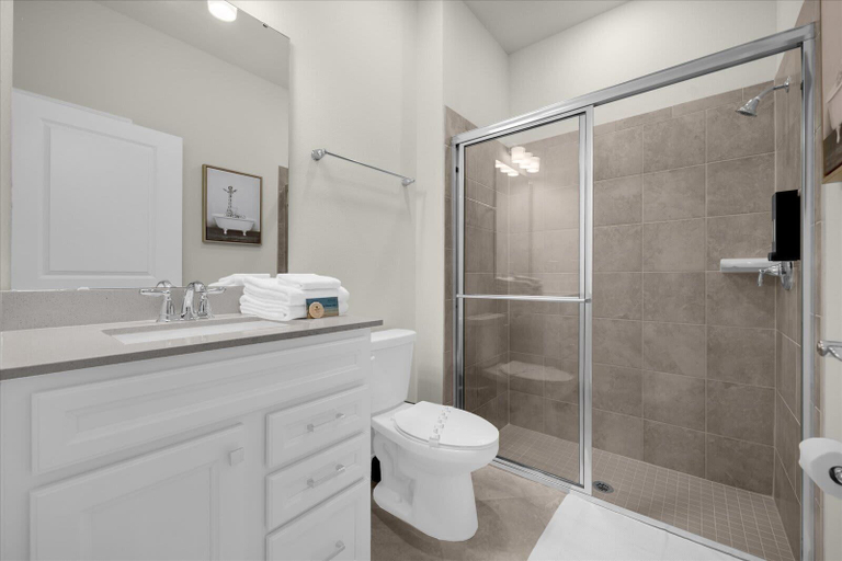 Bathroom 2, Elegant 6BR Home Perfect for Families, Lake