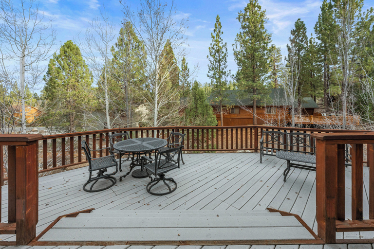 Outdoor dining 5, Big Bear Nest at Eagle Mountain, San Bernardino