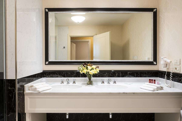 Bathroom 5, Hotel Maxim, Bologna