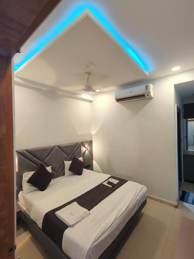 Room 2, Hotel Khushboo, Ahmadabad