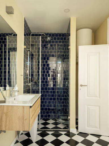 Bathroom 4, Esqina Apartments, Lisbon
