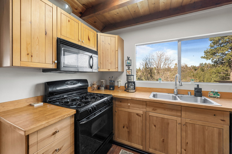 Private kitchen, Honey Bear Cabin, San Bernardino