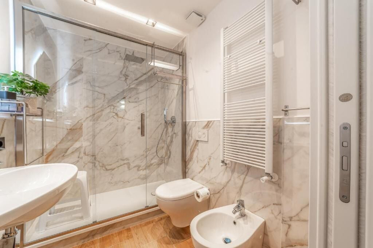 Bathroom 3, Luxury Vatican Rooms, Rome