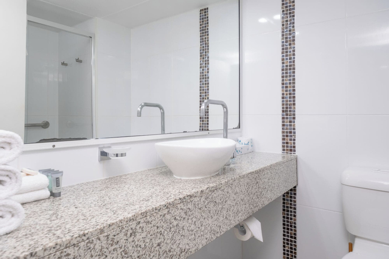 Bathroom 4, Bayview Tower, Livingstone - Pt B
