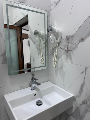Bathroom 4, Hotel Berati, Beratit