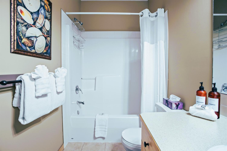 Bathroom 4, Outdoor Pool, 3 Hot tubs, Gym Warm and Welcoming, Division No. 15