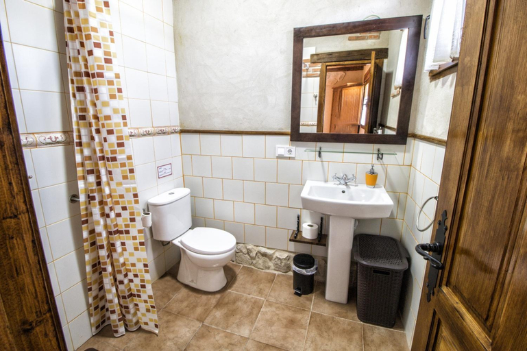 Bathroom 3, FINCA ENTREVINEDOS de Bodegas Marcos, Valladolid