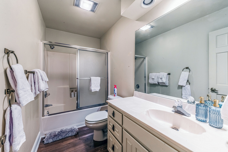 Bathroom 5, Mountain River Chalet, Lincoln