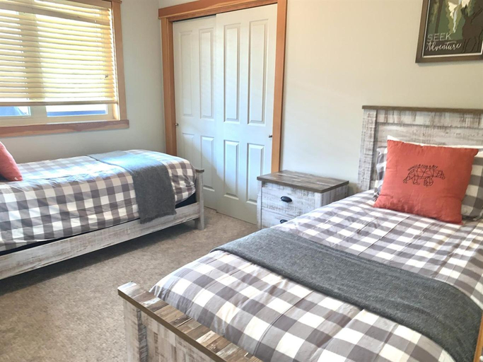 Bedroom 3, Outdoor Pool, 3 Hot tubs, Gym Warm and Welcoming, Division No. 15