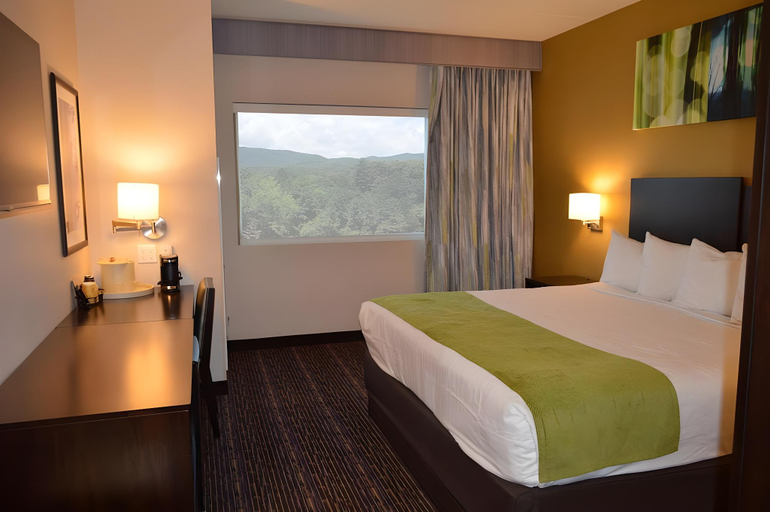Bedroom 2, Harrah's Cherokee Valley River Hotel & Casino – A Caesars Rewards Destination, Cherokee