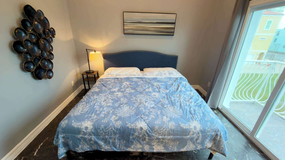 Room 5, Steps to the Beach Great Value Pool Home, Cameron