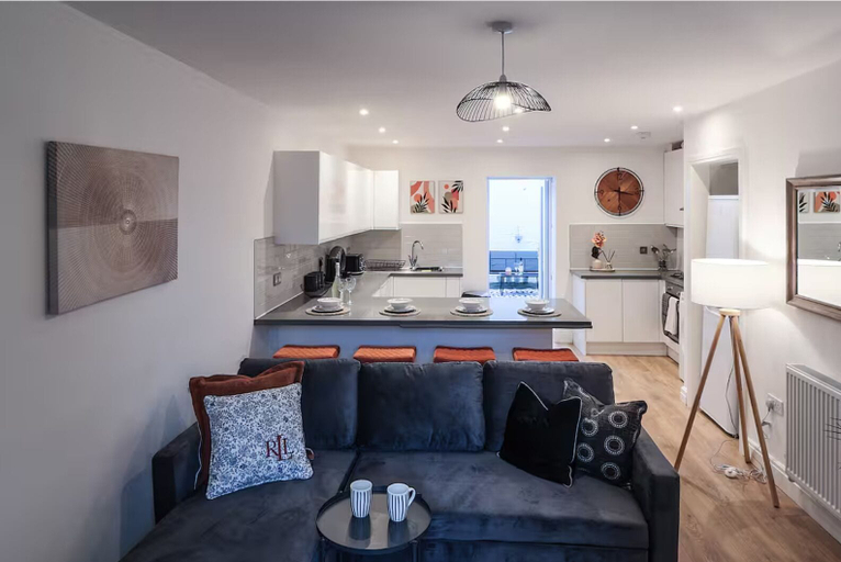 Living area 2, Prime Location 3BR with Garden, Cardiff