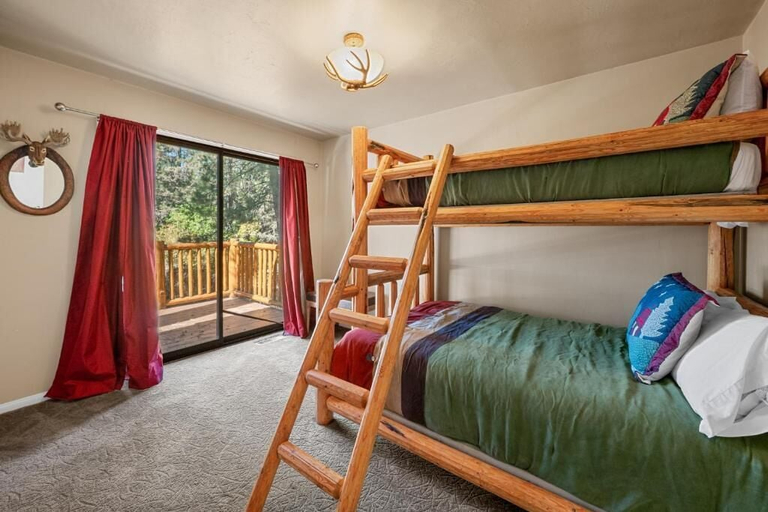 Room 1, Big Bear Cozy Cottage, San Bernardino