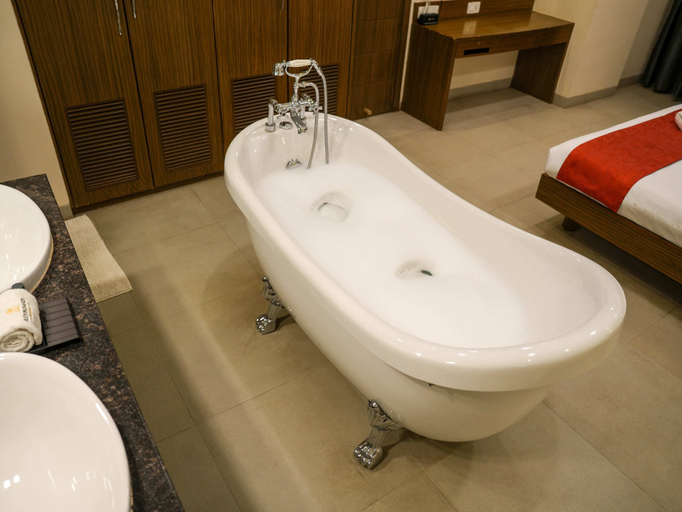 Bathroom 3, The Metropole by Keyboard Hotels, Pune