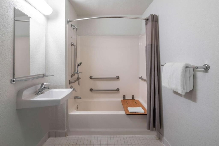 Bathroom 4, Vagabond Inn - Santa Barbara, Santa Barbara
