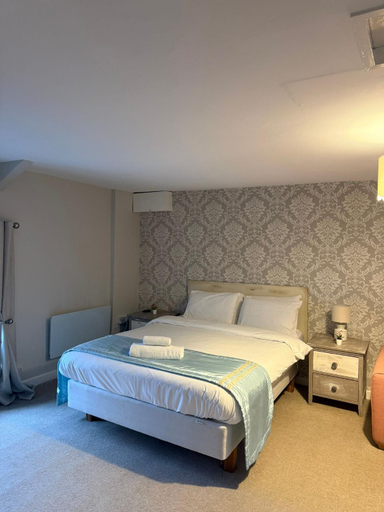 Bedroom 4, The Cross Oak Inn, Caerphilly