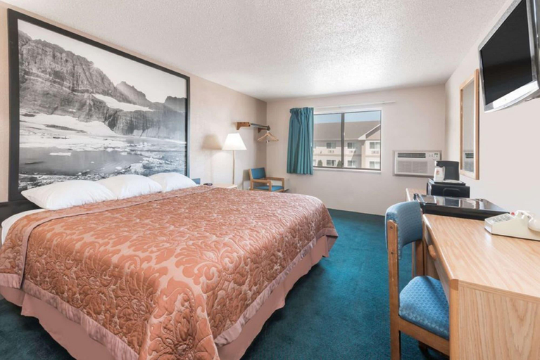 Bedroom 3, Glendive Lodge, Dawson