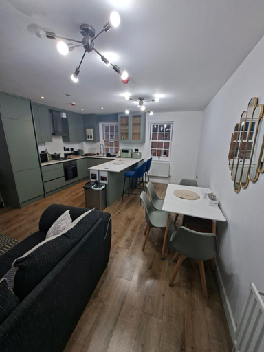 Others 5, Deluxe 3BD w/Parking, 5 mins to Oracle, Reading