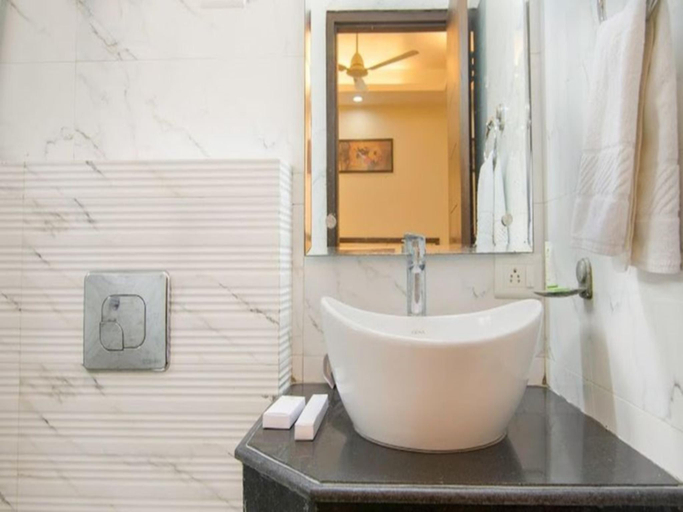 Bathroom 2, Hotel Olive Inn, Delhi