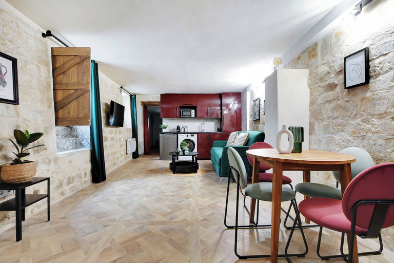 Living room 5, Charming Appt- 4p/1br- in the Heart of the Marais, Paris