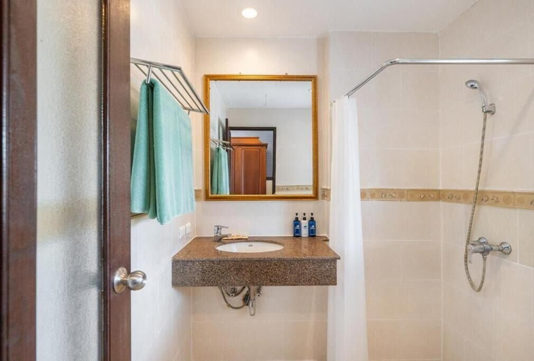 Bathroom 5, Kokotel Khao Lak Montana, Takua Pa