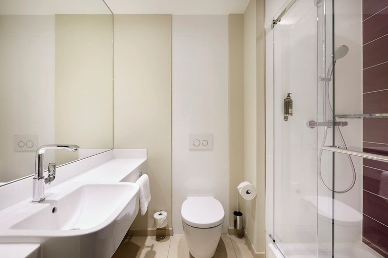 Bathroom 5, Premier Inn Wien City Hauptbahnhof, Wien