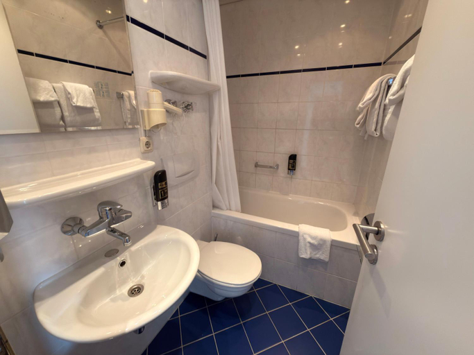 Bathroom 3, Hotel Wallis, München