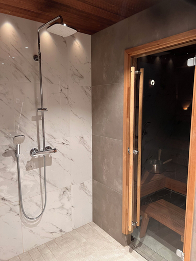 Bathroom 3, Vuokatin Aatelin Valtikka, Kainuu