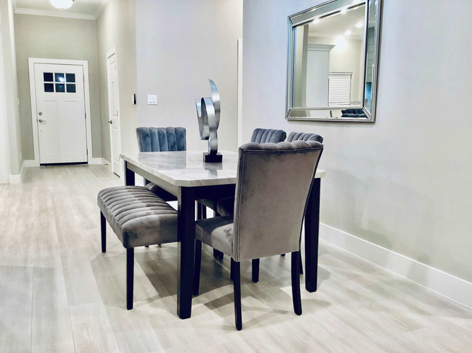 Dining 2, Kemah Marina Home for 8, Galveston