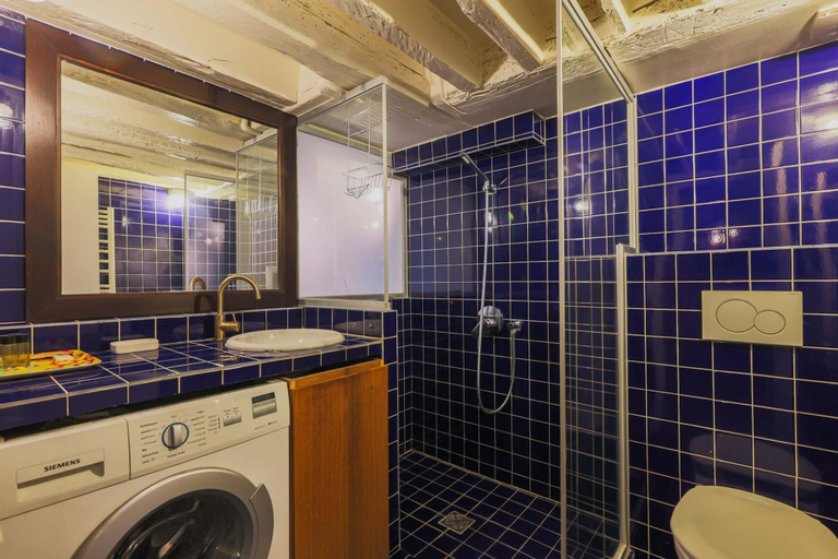 Room 3, Characterful Apartment 6P Grand Boulevard, Paris