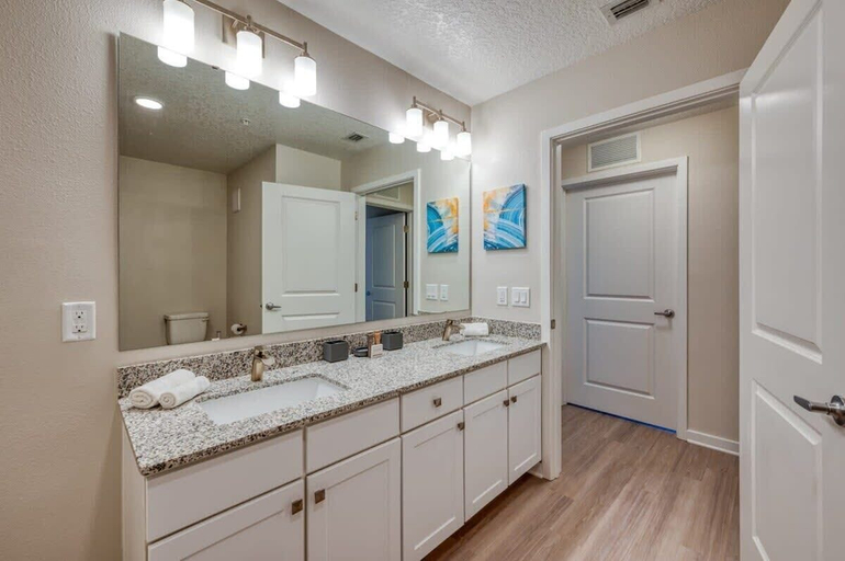 Interior 5, Prime Location-spacious Condo for 8 Guests, Orange