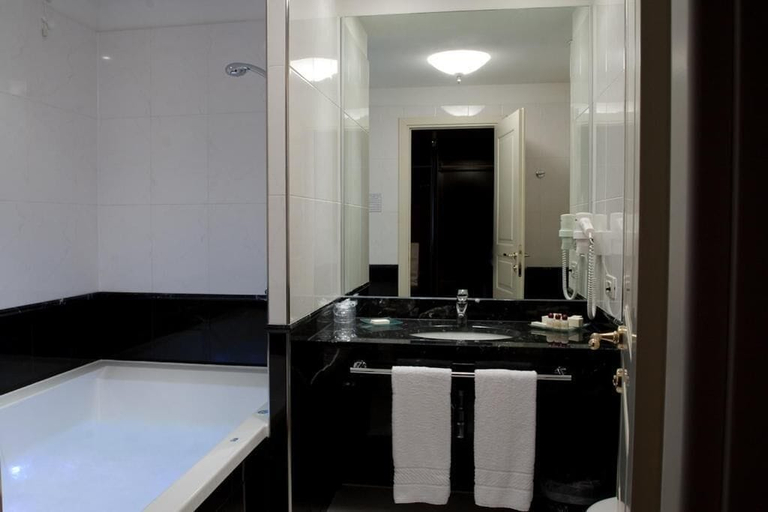 Bathroom 5, Hotel Maxim, Bologna
