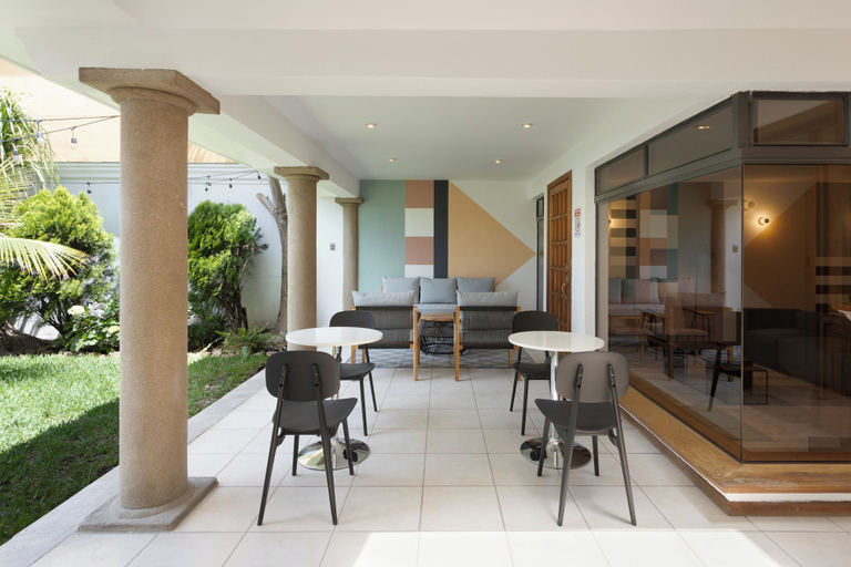 Outdoor dining, Habiita13 Studio 101, ZONA 13