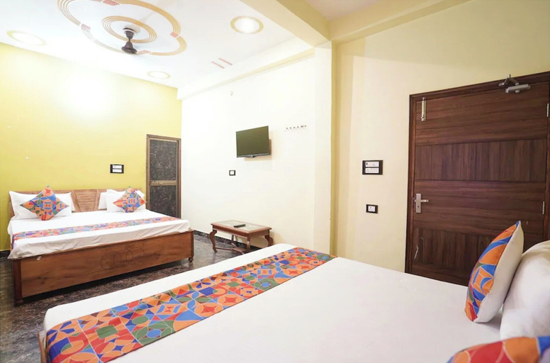 Room 4, Hotel M-I-N-X Radhika Palace Ayodhya, Faizabad