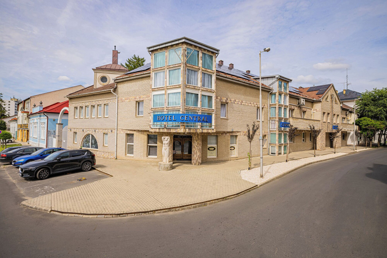 Exterior & Views