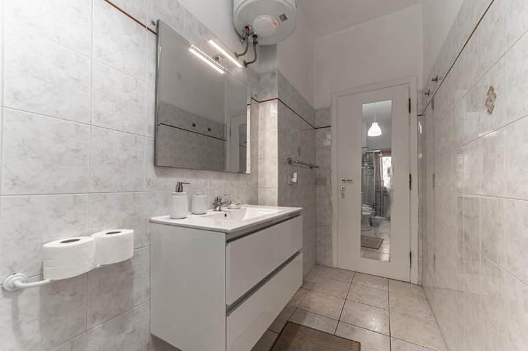 Bathroom 3, Vacanze Romane - Metro Teano, Rome